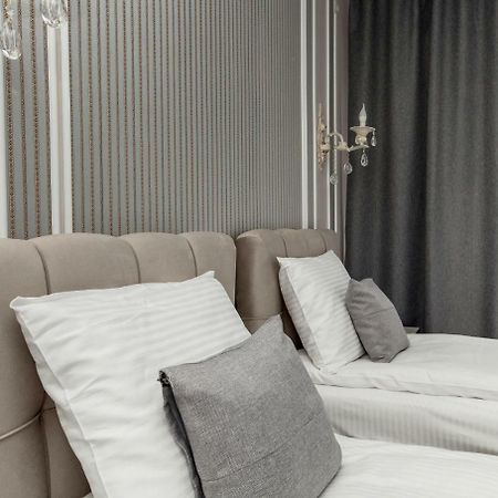 Mon Ami Hotel Ivano-Frankivsk Buitenkant foto