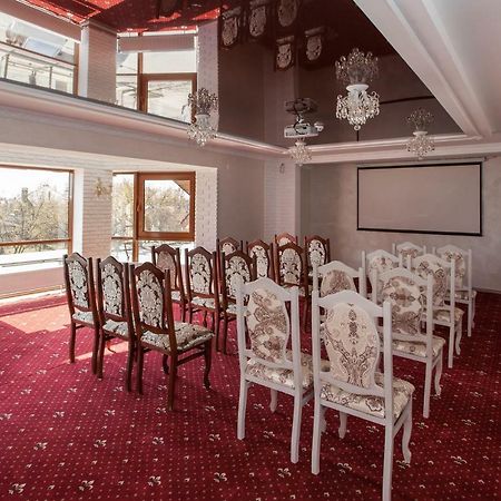 Mon Ami Hotel Ivano-Frankivsk Buitenkant foto
