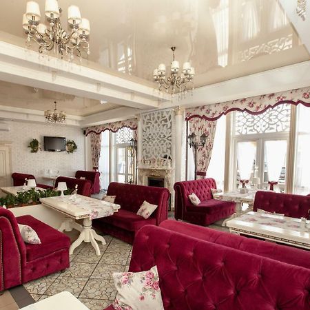 Mon Ami Hotel Ivano-Frankivsk Buitenkant foto