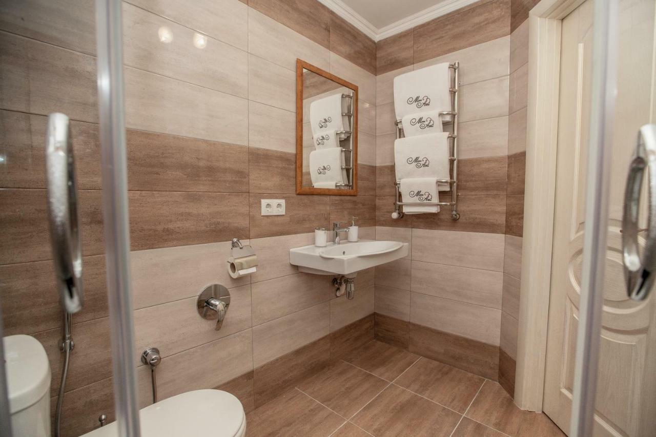 Mon Ami Hotel Ivano-Frankivsk Buitenkant foto