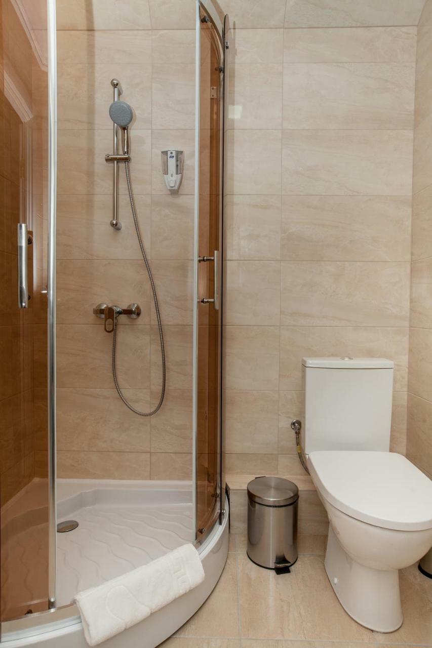 Mon Ami Hotel Ivano-Frankivsk Buitenkant foto
