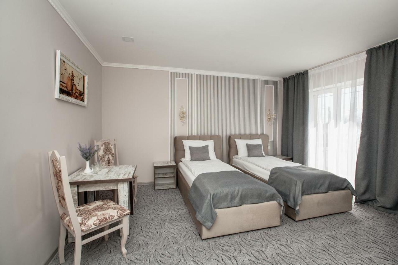 Mon Ami Hotel Ivano-Frankivsk Buitenkant foto
