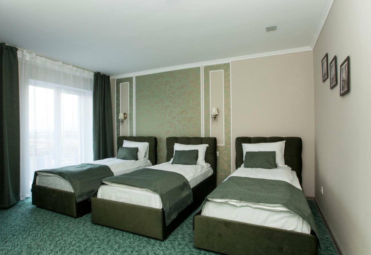 Mon Ami Hotel Ivano-Frankivsk Buitenkant foto