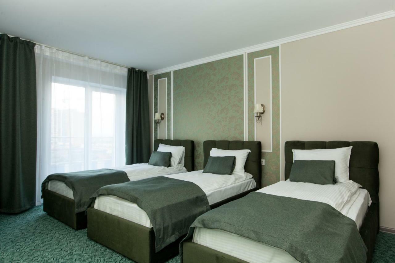 Mon Ami Hotel Ivano-Frankivsk Buitenkant foto