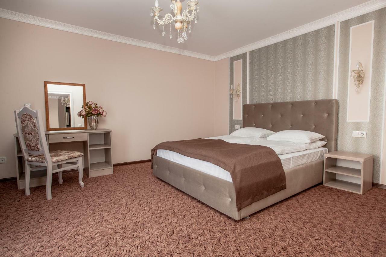Mon Ami Hotel Ivano-Frankivsk Buitenkant foto