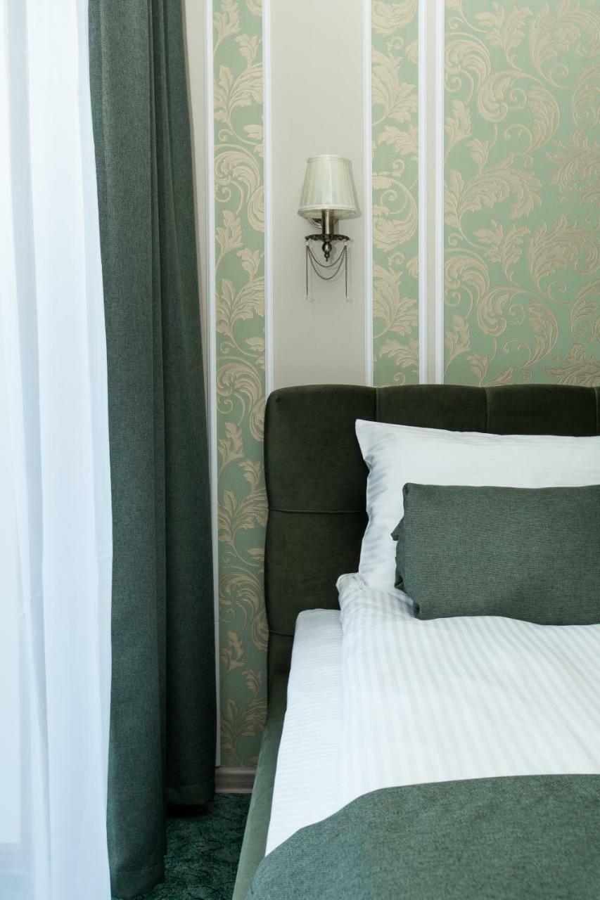 Mon Ami Hotel Ivano-Frankivsk Buitenkant foto