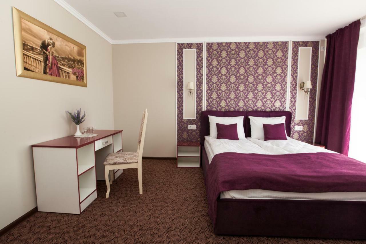 Mon Ami Hotel Ivano-Frankivsk Buitenkant foto