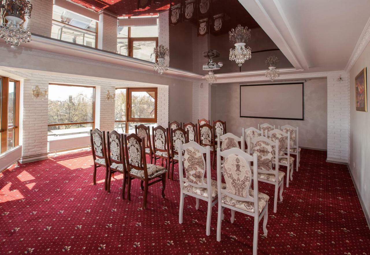 Mon Ami Hotel Ivano-Frankivsk Buitenkant foto