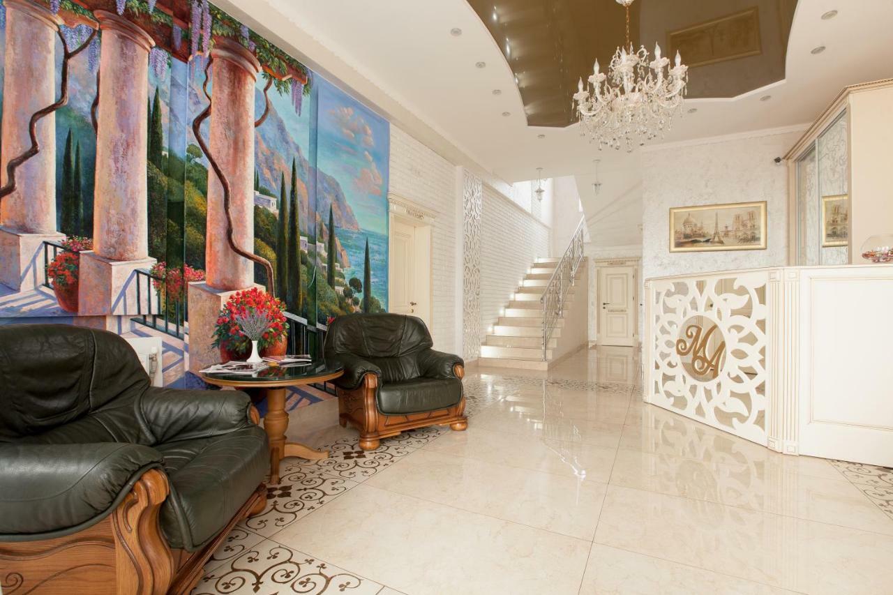 Mon Ami Hotel Ivano-Frankivsk Buitenkant foto