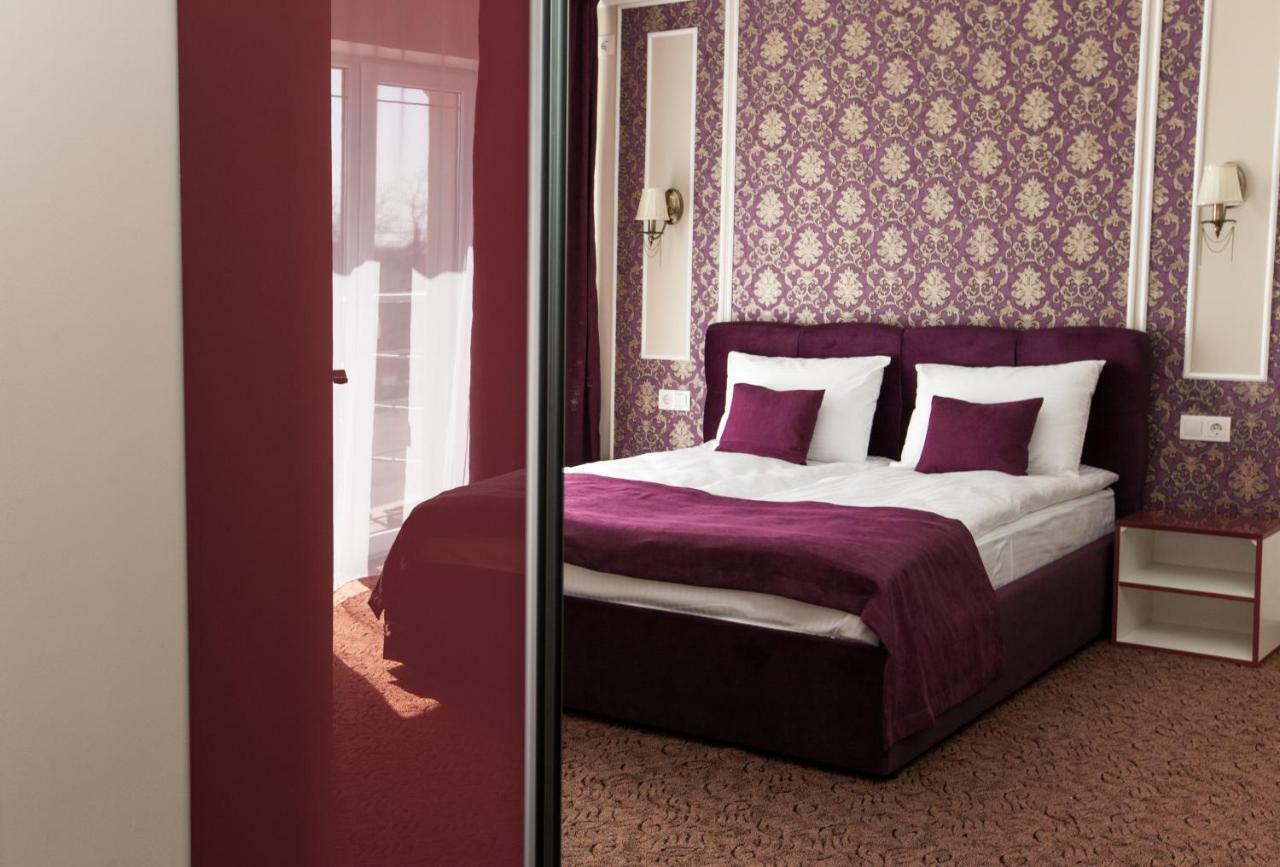 Mon Ami Hotel Ivano-Frankivsk Buitenkant foto