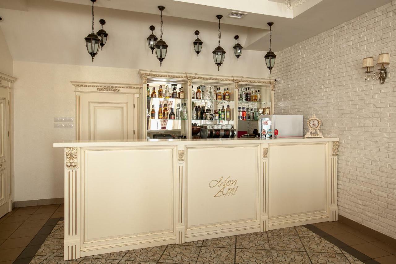 Mon Ami Hotel Ivano-Frankivsk Buitenkant foto