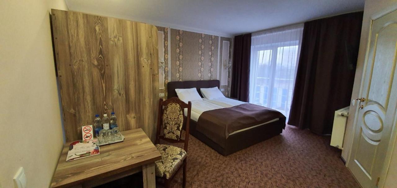 Mon Ami Hotel Ivano-Frankivsk Buitenkant foto