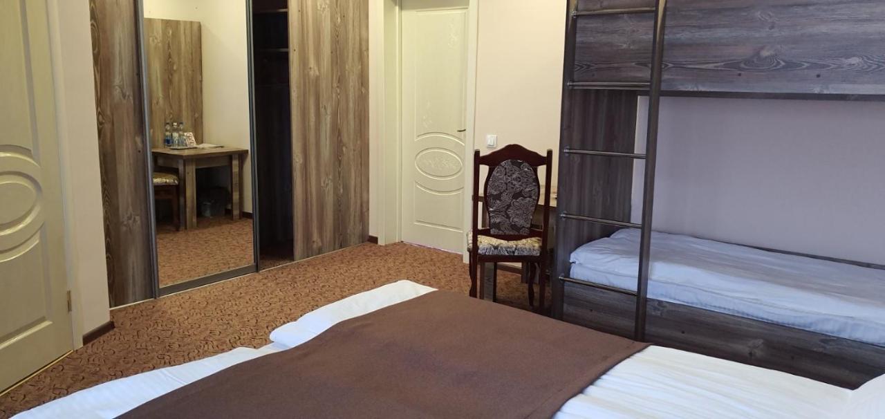 Mon Ami Hotel Ivano-Frankivsk Buitenkant foto